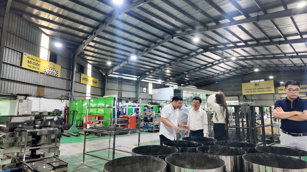Khách hàng Hàn Quốc tham quan nhà máy VNPMA